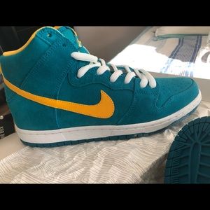 Nike Dunks Teal/Yellow Men’s size 9. never worn